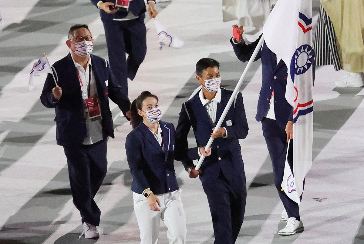 「舉重女神」郭婞淳與「男網一哥」盧彥勳擔任東奧掌旗官。 圖：體育署