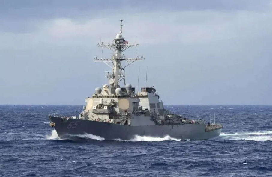 英國皇家海軍衛士號驅逐艦 (HMS Defender) 已經進入南海。這艘驅逐艦是英國皇家海軍伊麗莎白女王號航母打擊群的一部分。 圖：翻攝自騰訊網