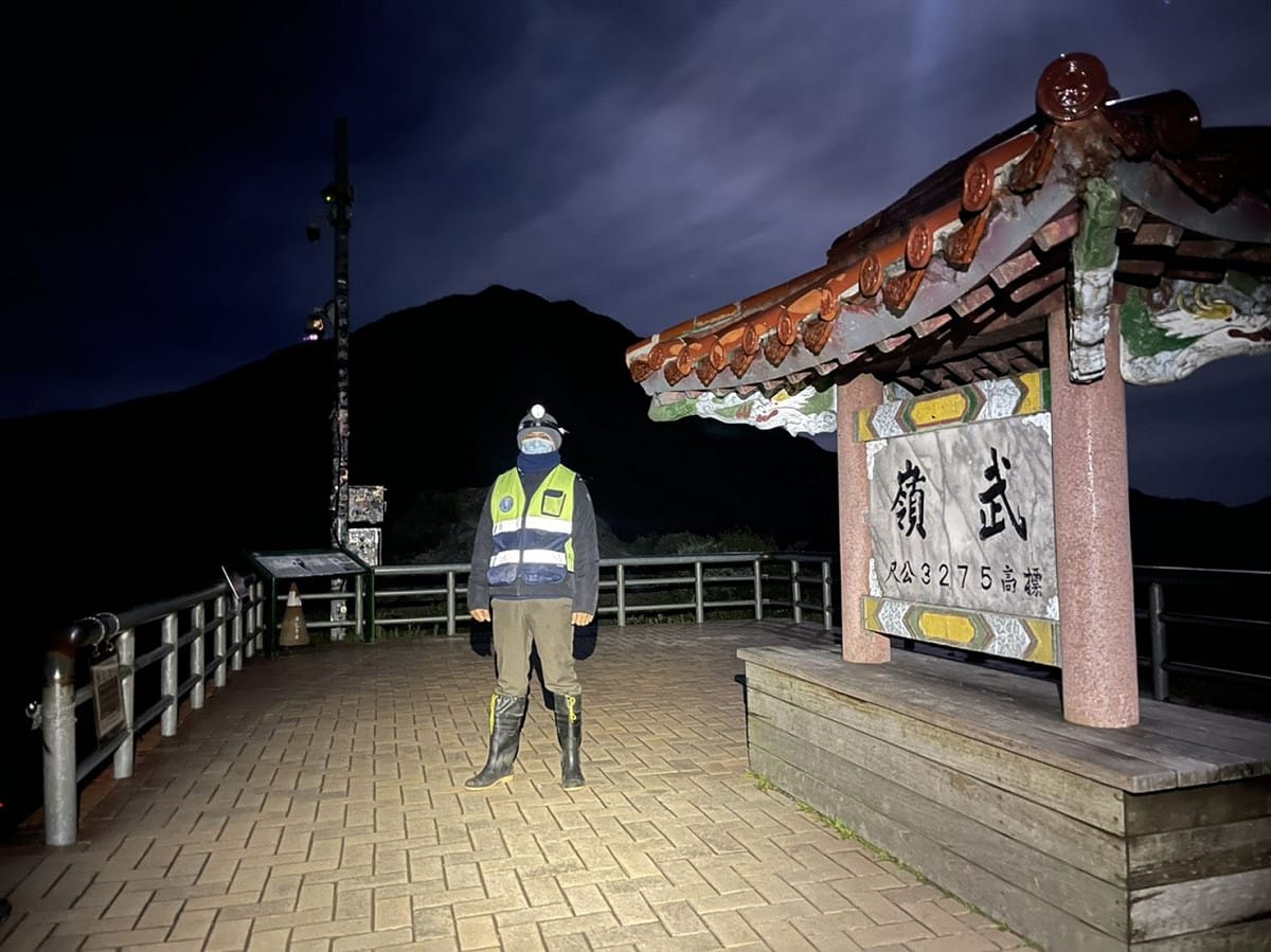 清晨執勤加強武嶺亭人流控管。 圖：取自太魯閣國家公園官網。