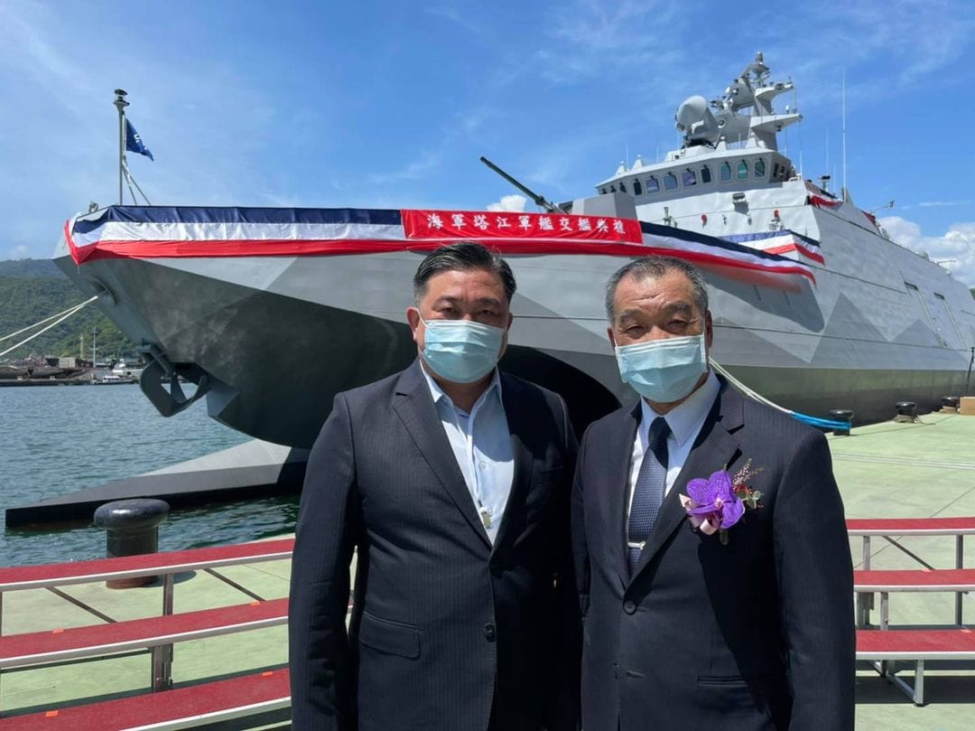 海軍「沱江級」巡邏艦首艘「塔江艦(PGG-619)」27日成軍，立委王定宇與國防部長邱國正在艦前合影。 圖：翻攝王定宇臉書