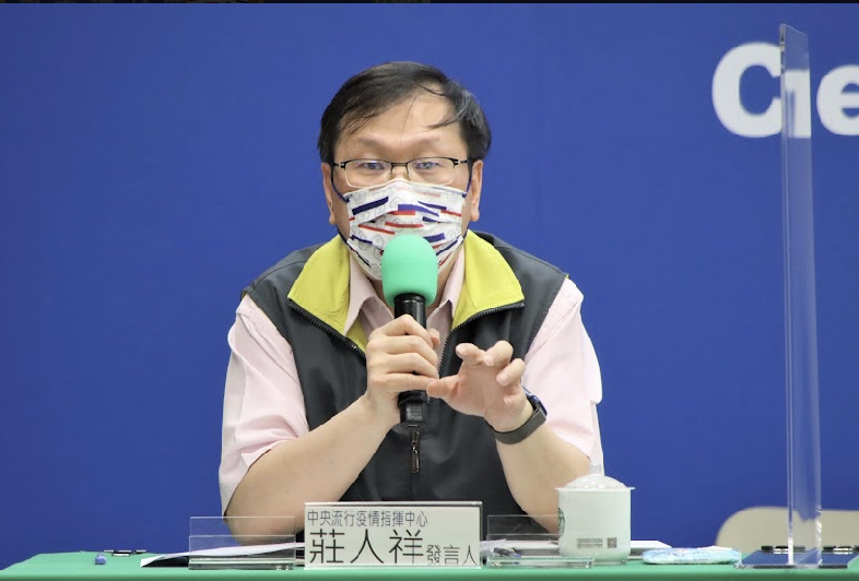 莊人祥針對疫苗施打不良反應說明。 圖：中央疫情指揮中心提供