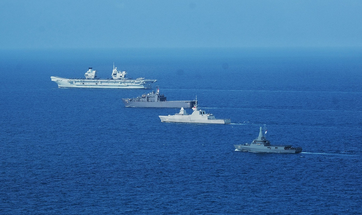 英國海軍「伊麗莎白女王號」航母打擊群與新加坡海軍進行「PASSEX」演習。 圖：翻攝Republic of Singapore Navy臉書