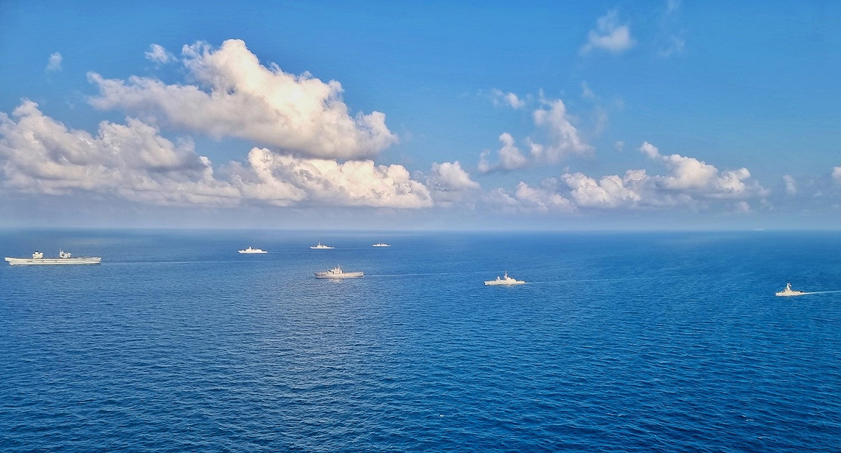 英國海軍「伊麗莎白女王號」航母打擊群與新加坡海軍進行「PASSEX」演習。 圖：翻攝Republic of Singapore Navy臉書