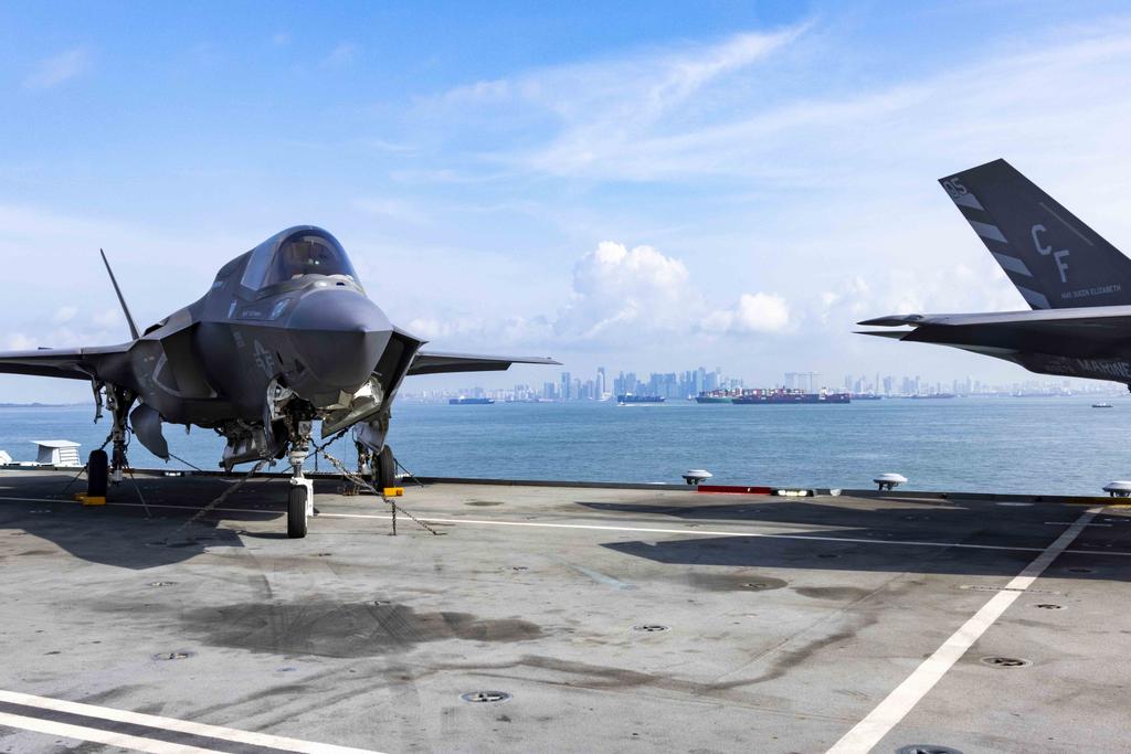伊麗莎白女王號停靠在新加坡附近，主體是艦載的F-35B戰機，背景是新加坡的天際線。 圖：翻攝HMS Queen Elizabeth推特