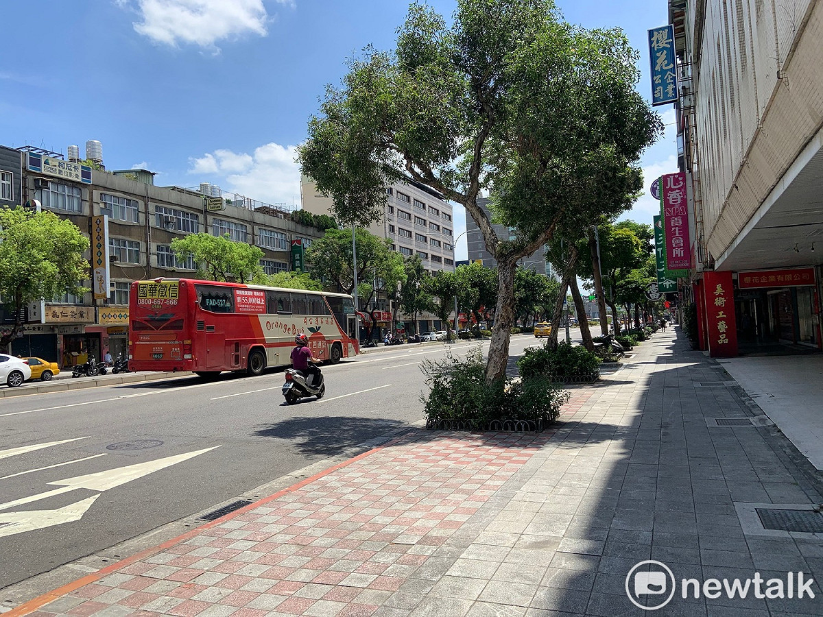 氣象局表示，今天西半部可以來到31至33度左右，東半部約29、30度，各地感受悶熱。  圖：張家寧/攝