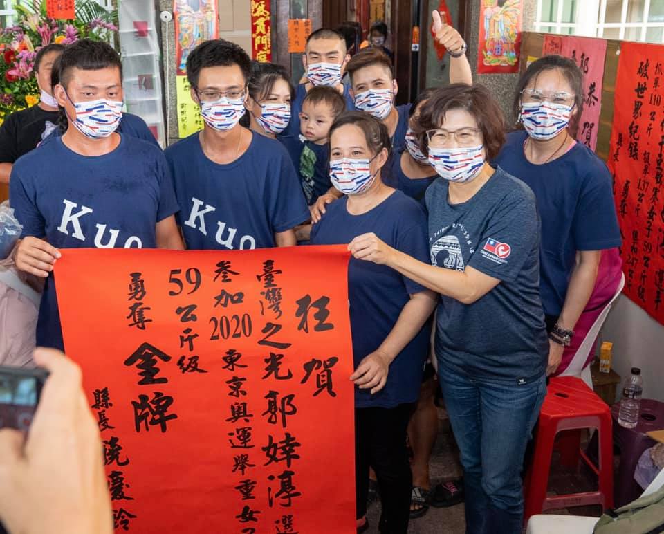 台東縣長饒慶鈴到郭婞淳老家祝賀。 圖：翻攝饒慶鈴臉書