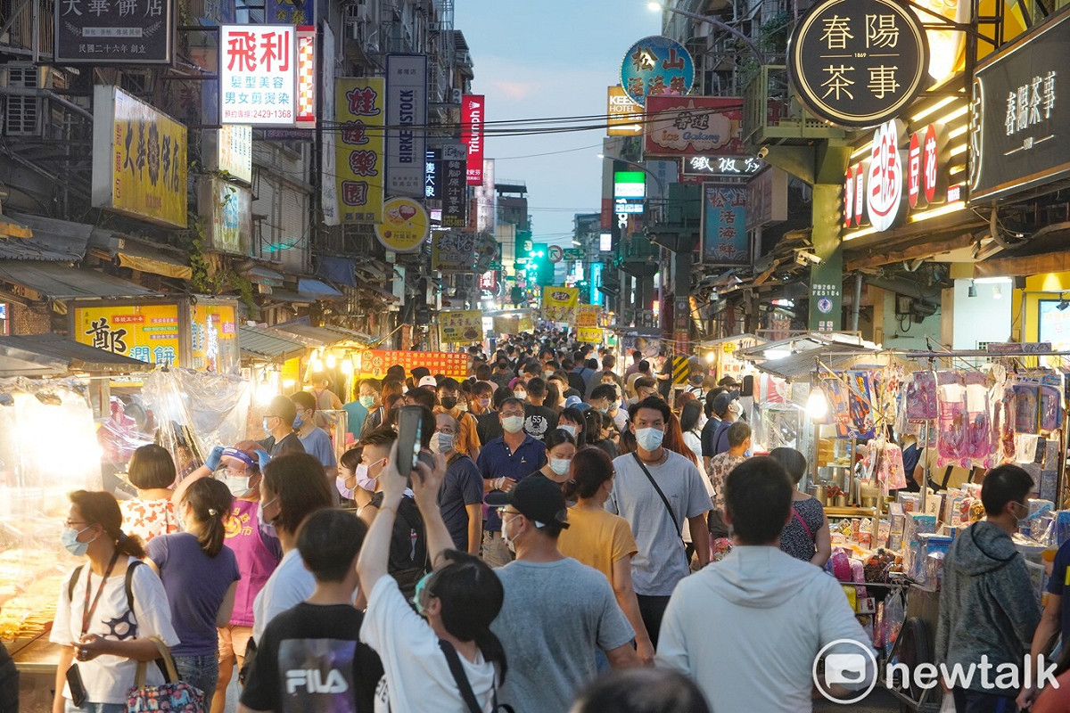 疫情警戒降級首日，基隆廟口夜市迎來兩個多月來首見的人潮，許多名店前擠滿了排隊人潮，人與人之間已無社交距離空間，處處摩肩擦踵到，人們脫下口罩，享受睽違多時的大快朵頤的快感！預料越晚越熱鬧。 圖：張良一/攝