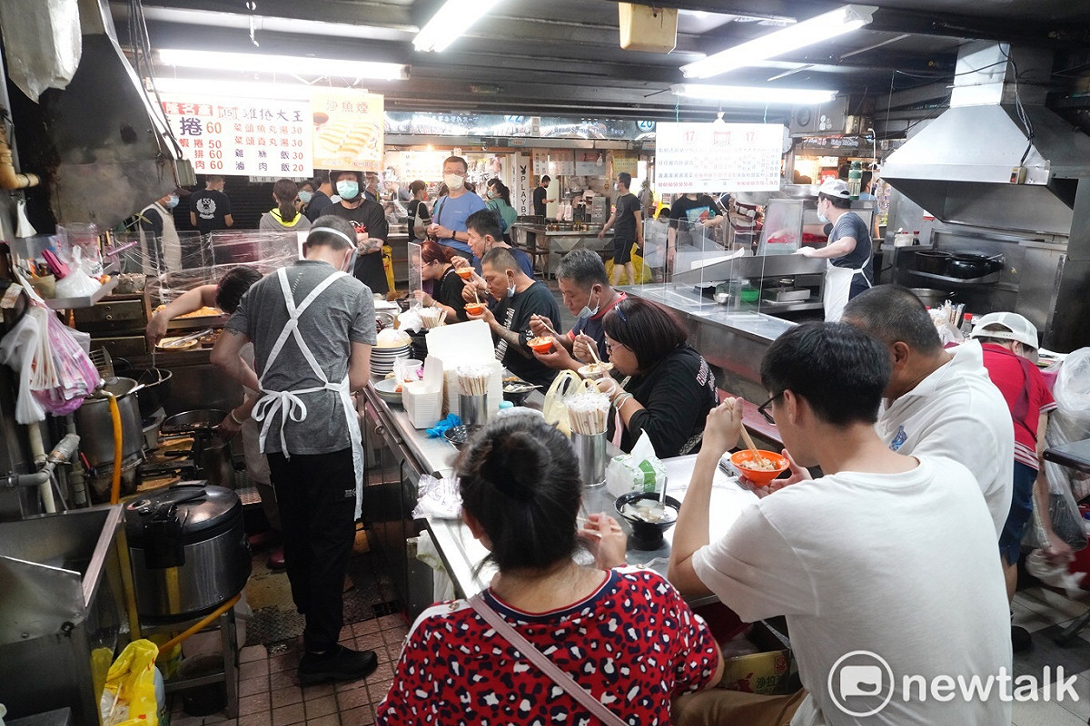 疫情警戒降級首日，基隆廟口夜市迎來兩個多月來首見的人潮，許多名店前擠滿了排隊人潮，人與人之間已無社交距離空間，處處摩肩擦踵到，人們脫下口罩，享受睽違多時的大快朵頤的快感！預料越晚越熱鬧。 圖：張良一/攝