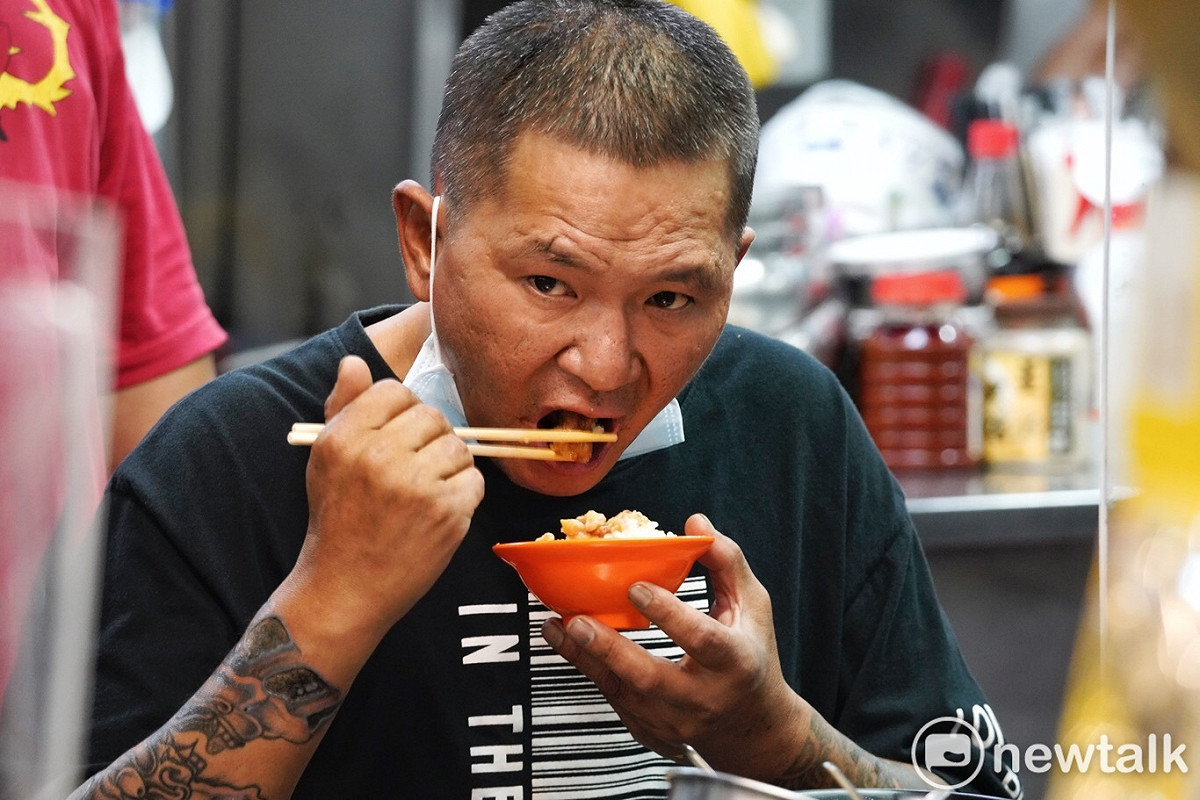 疫情警戒降級首日，基隆廟口夜市迎來兩個多月來首見的人潮，許多名店前擠滿了排隊人潮，人與人之間已無社交距離空間，處處摩肩擦踵到，人們脫下口罩，享受睽違多時的大快朵頤的快感！預料越晚越熱鬧。 圖：張良一/攝
