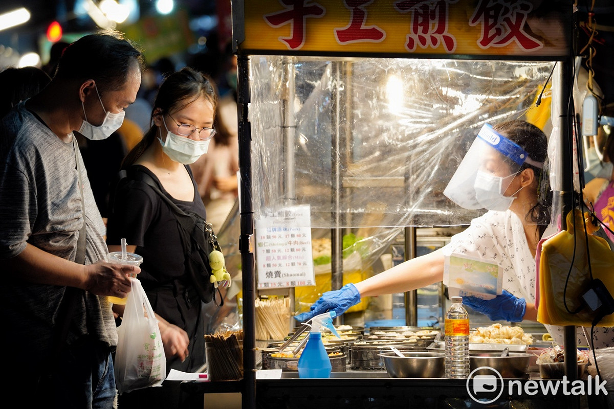 逛夜市的市民選購煎餃。 圖：張良一/攝