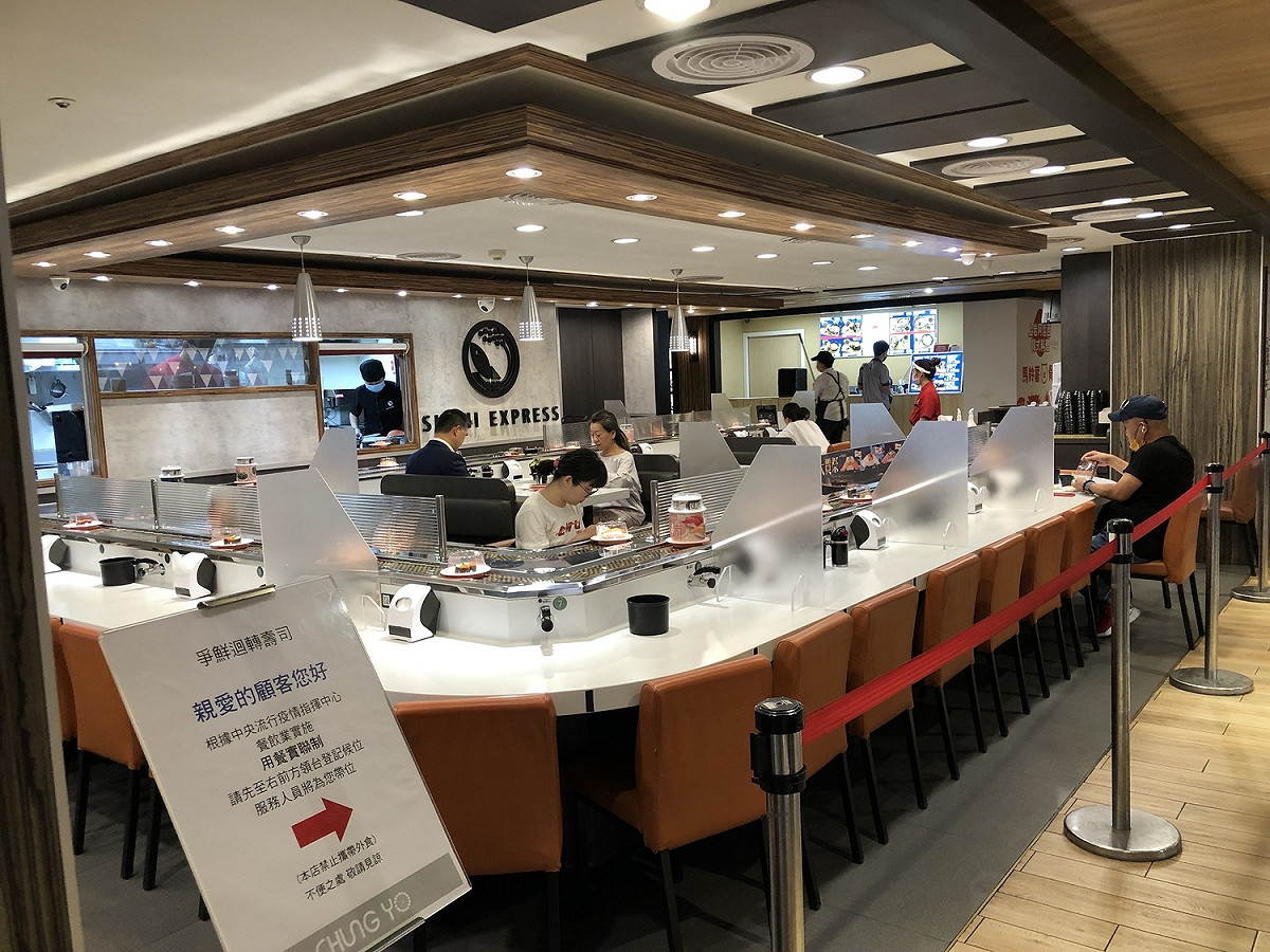 中友百貨美食街業者已增設隔板。 中友百貨/提供