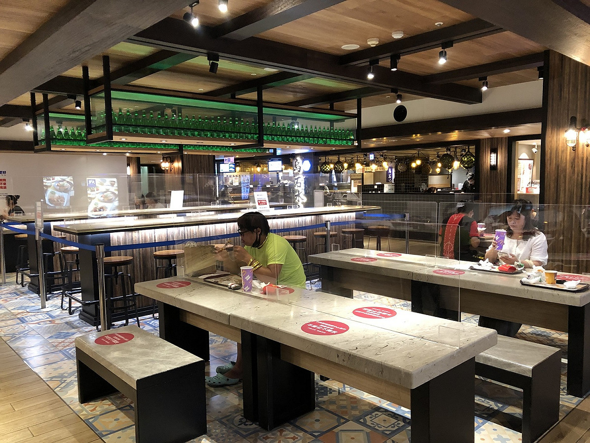 中友百貨美食街業者已增設隔板。 中友百貨/提供