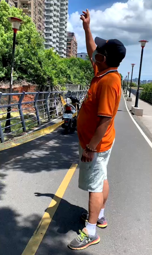 捕蜂達人陳耀基在現場查看蜂窩並拉設封鎖線。 圖：新北市動保處提供
