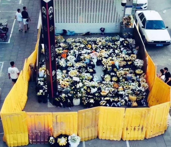一些民眾自發在地鐵站沙口路站出口獻花悼念，但獻花區周邊卻被與人同高的圍欄擋住。 圖：翻攝微博