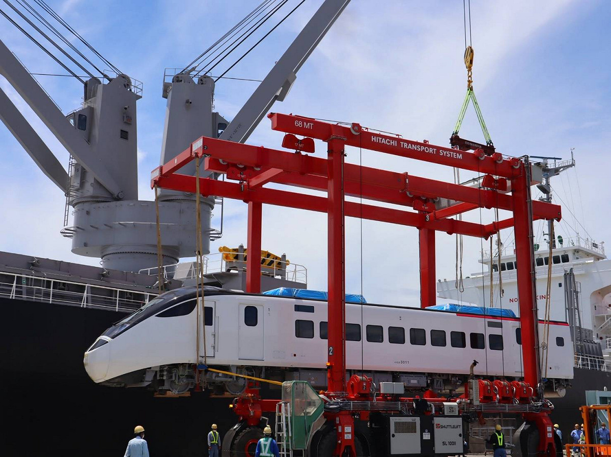26日（一）下午，台鐵新購EMU3000型城際列車於日本正式啟航。 圖：台鐵局／提供