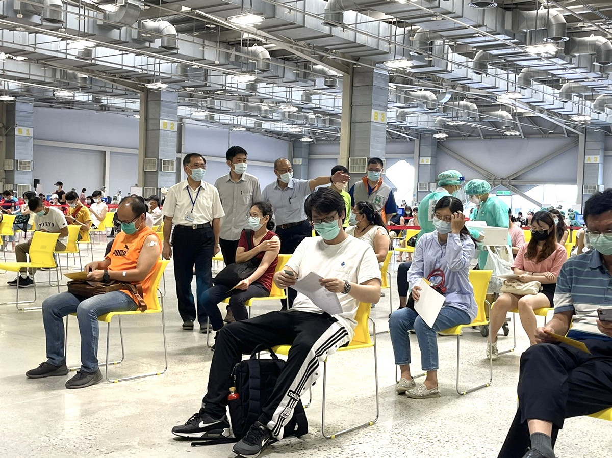 台北市副市長蔡炳坤今赴花博爭艷館視察國高中教職員施打疫苗情況。 圖：台北市政府 / 提供