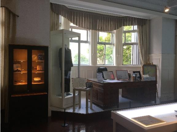 國史館表示，特色展件包括1988年李前總統以副總統身分繼任總統時宣誓就職穿著的西服、李前總統辦公桌、老花眼鏡、放大鏡、鋼筆組、名章等。 圖：國史館／提供（資料照片）