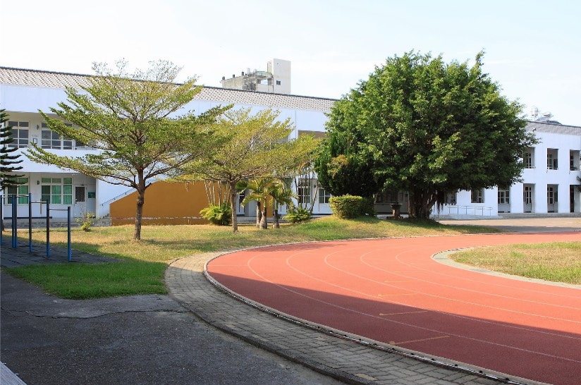 南投市新豐國小校園開放時間為下午4點，以及上午7點，只開放一處側門供民眾進出，採用實聯制，以盡量滿足社區民眾運動需求。 圖：南投縣新豐國小臉書