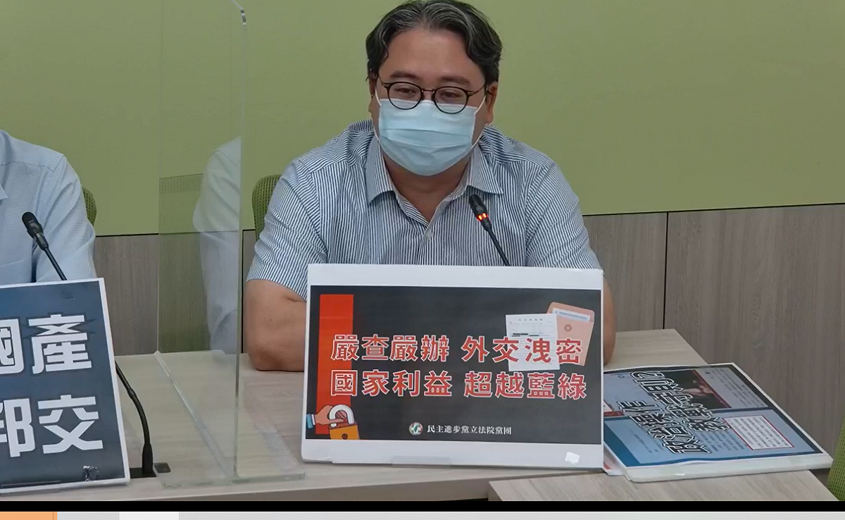 黃世杰笑說，小編要加油。 圖：民進黨團臉書