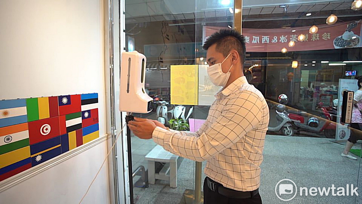開放餐飲內用，民眾配合防疫規範，包括實聯制、入店前消毒。 圖：林昀真／攝