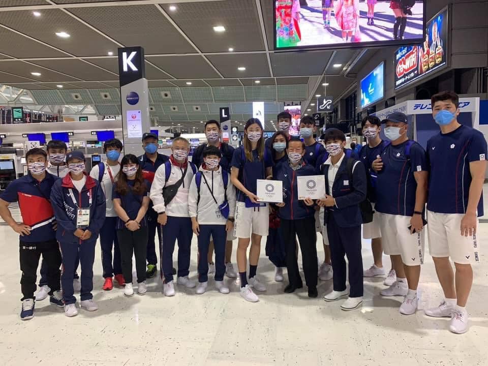 今天有18位東奧選手跟教練們離開日本返回台灣。 圖:謝長廷臉書