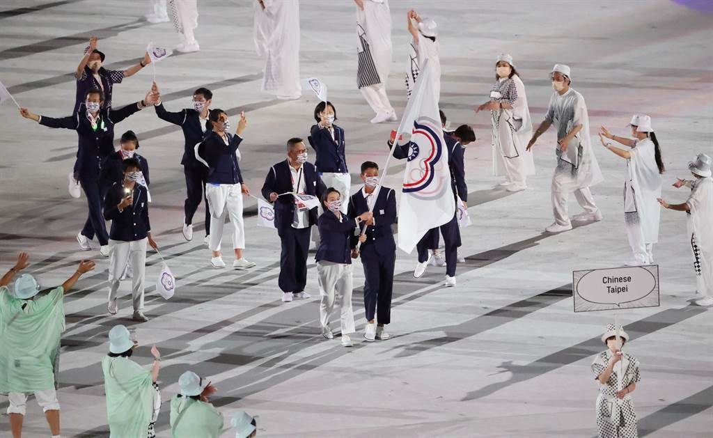 在奧運開幕式，台灣代表團以「Chinese Taipei」名義持中華台北會旗進場。 圖 : 體育署 / 提供