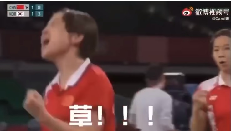 中國羽球女雙選手陳清晨日前對決韓國組合時，不斷講出不雅用語，雖然陳清晨說是因為自己「發音不好」，但韓國羽協昨（3日）已正式向世界羽聯（BWF）提出申訴。 圖:翻攝自微博