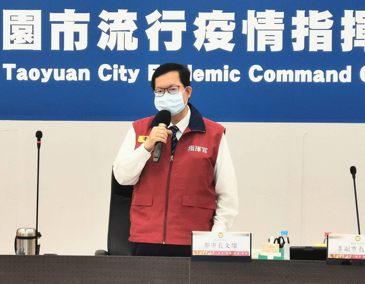 桃園市長鄭文燦今日前往桃園巨蛋體育館、經國國中及大竹國中，視察社區接種站。 圖：桃園市政府/提供