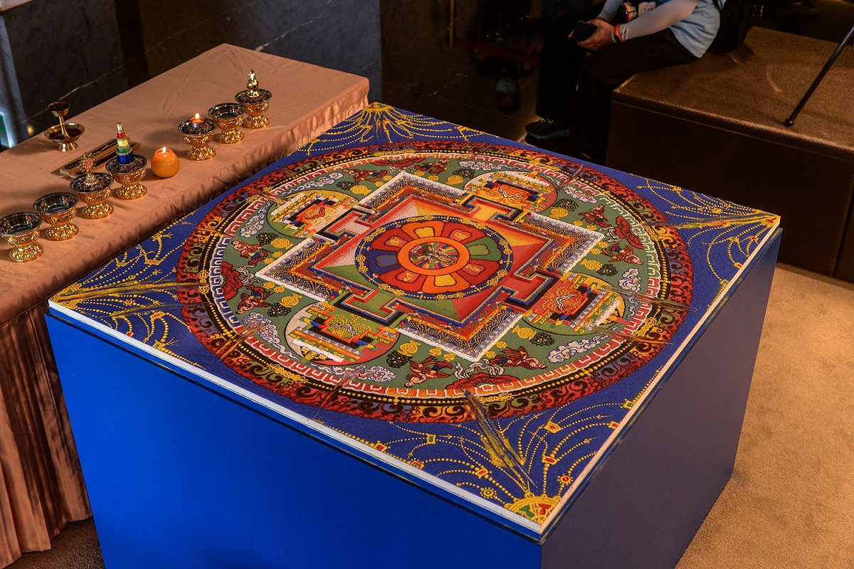 世界宗教博物館展示由中國十大唐卡畫師龍達上師砌繪的「千手千眼觀音沙壇城」。 圖：世界宗教博物館提供
