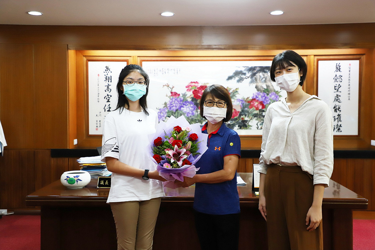 高雄市議長曾麗燕(中)與張筑貽(右)、張裴倢(左)姊妹。 圖：高雄市議會提供