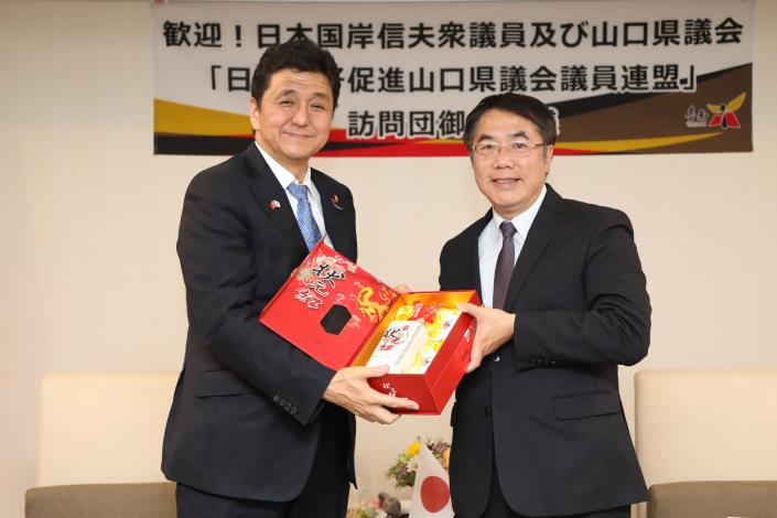 台南市長黃偉哲去年與岸大臣合影。 圖：台南市政府／提供