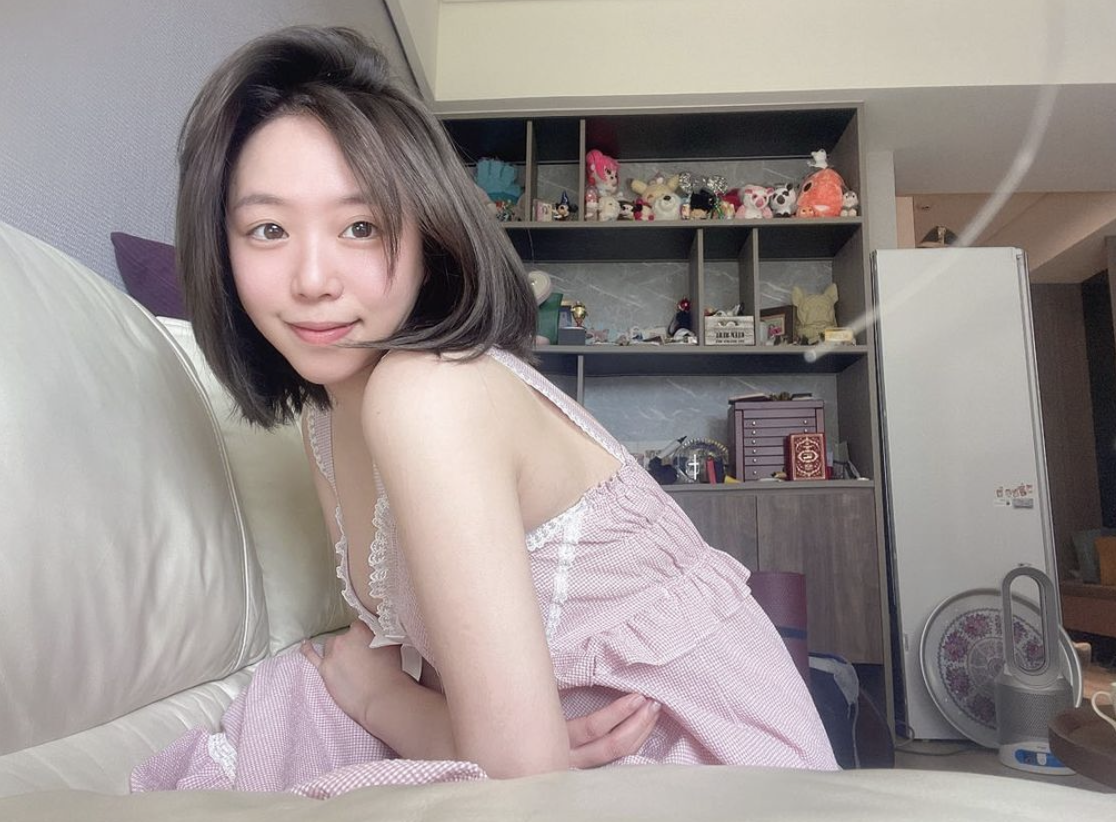 鄭茵聲穿睡衣小露性感。 圖：翻攝IG／鄭茵聲