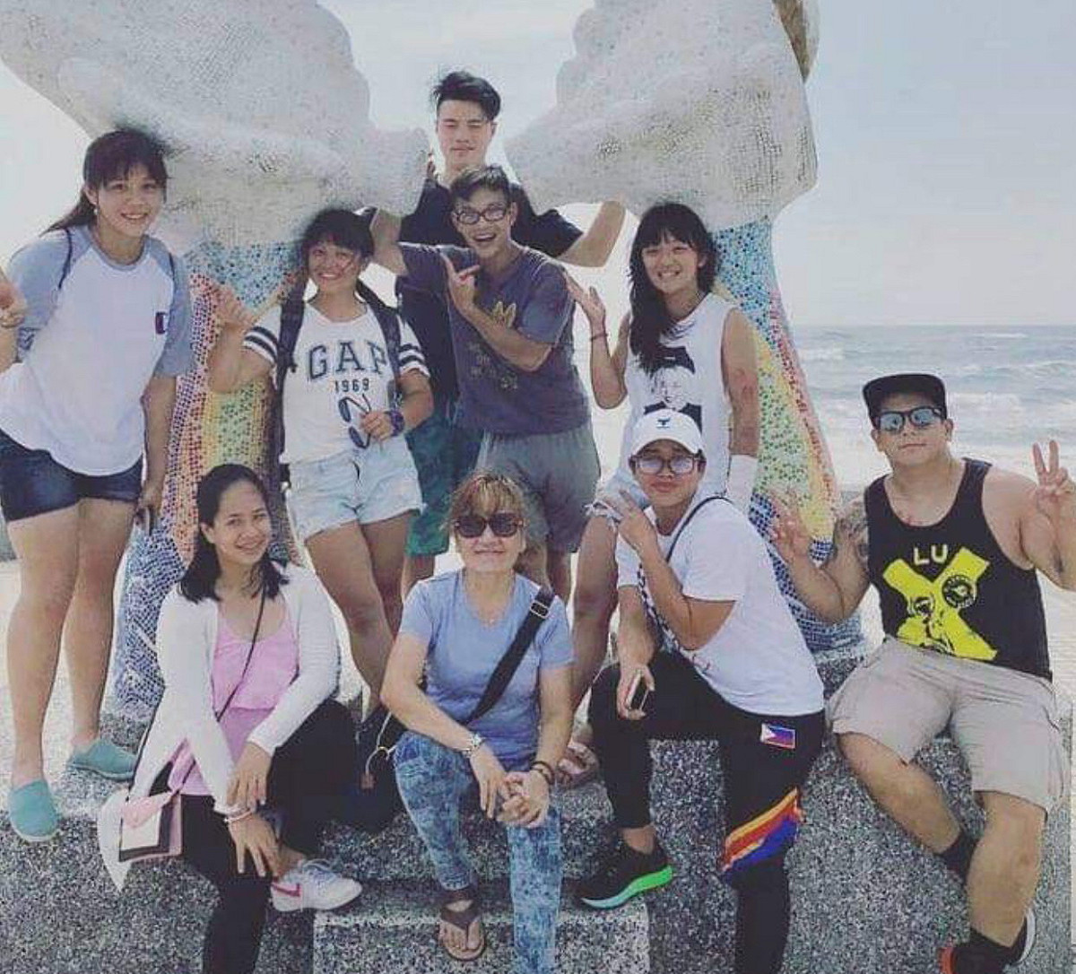 狄亞茲(前排右2)最喜歡跟同學一起出遊。 圖：高市鼓山高中提供