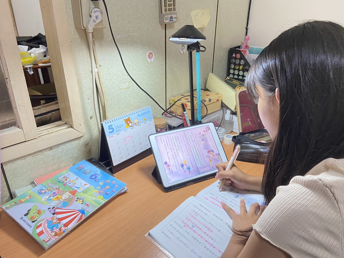 視訊教學攝影機可直接拍攝課本，清晰呈現教材畫面。 圖：新北市教育局提供