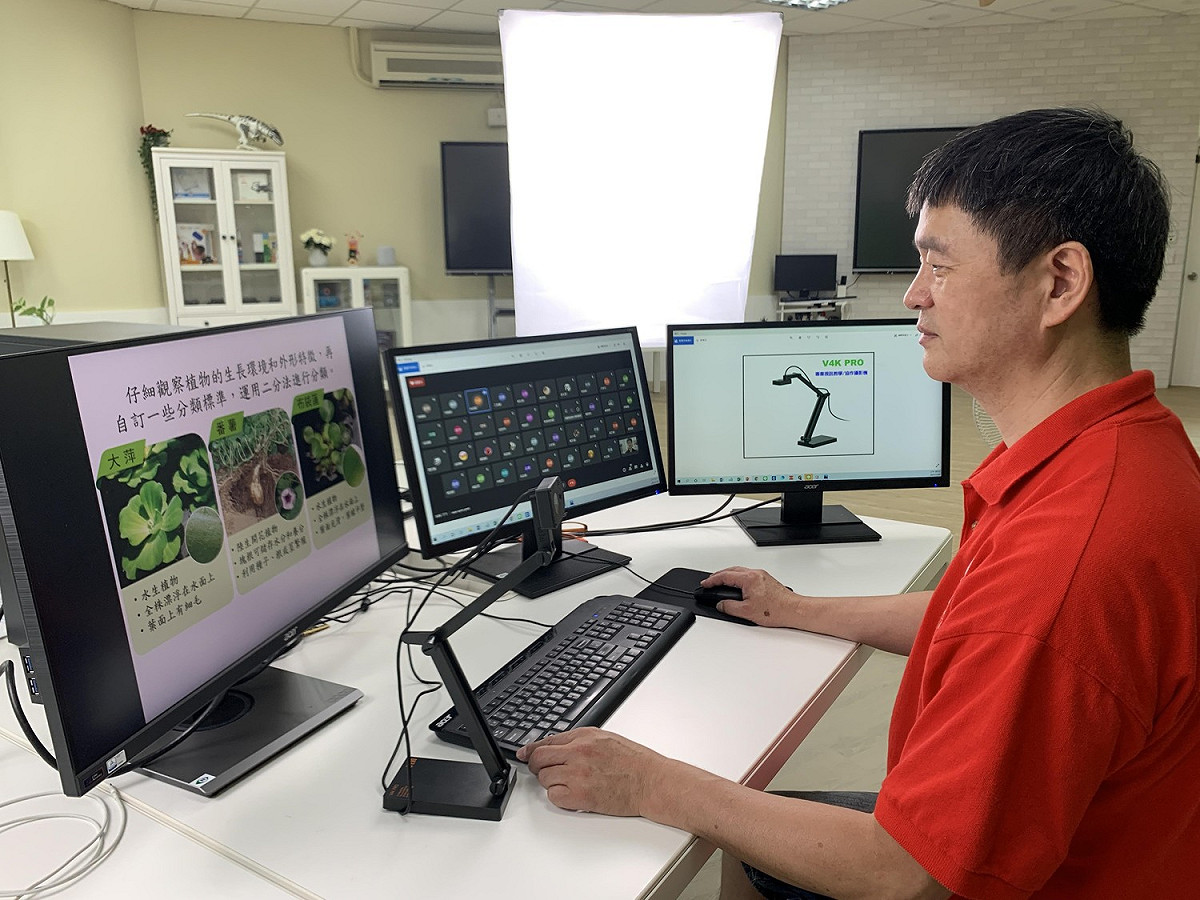 呂聰賢老師運用視訊教學攝影機授課。 圖：新北市教育局提供