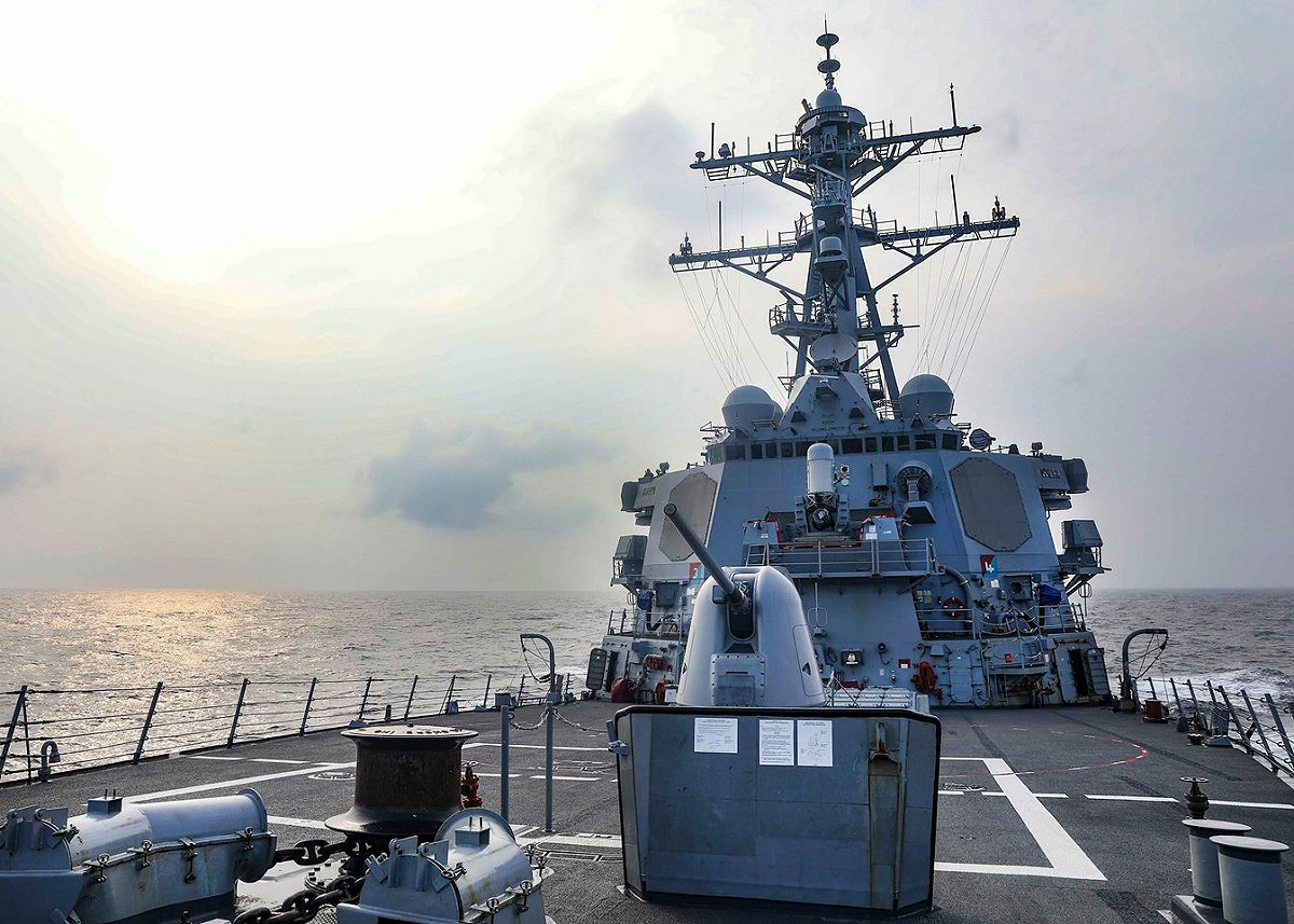 圖為美軍驅逐艦「班福特號」今年7月28日通過台灣海峽。 圖：取自 U.S. Pacific Fleet臉書（資料照片）