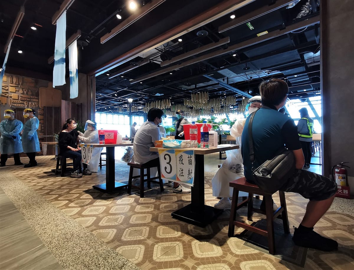 桃機貨運人員依序接種疫苗，接種站動線順暢秩序良好。 圖：桃園國際機場提供
