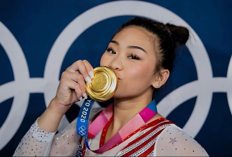18歲苗族少女蘇尼薩·李是本屆東奧美國女子體操代表隊中最年輕的選手，在女子體操個人全能決賽項目封后，高興得親吻金牌。 圖：翻攝自蘇尼薩·李IG