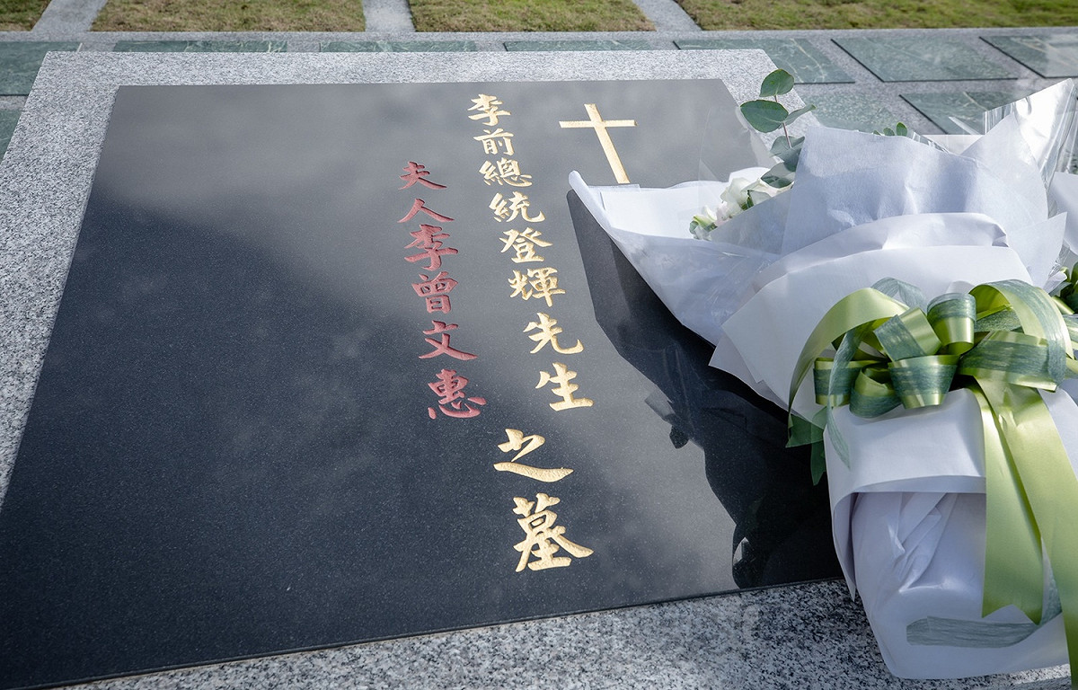 總統蔡英文率領副總統賴清德等人30日前往五指山公墓向已故總統李登輝致祭 圖：總統府提供