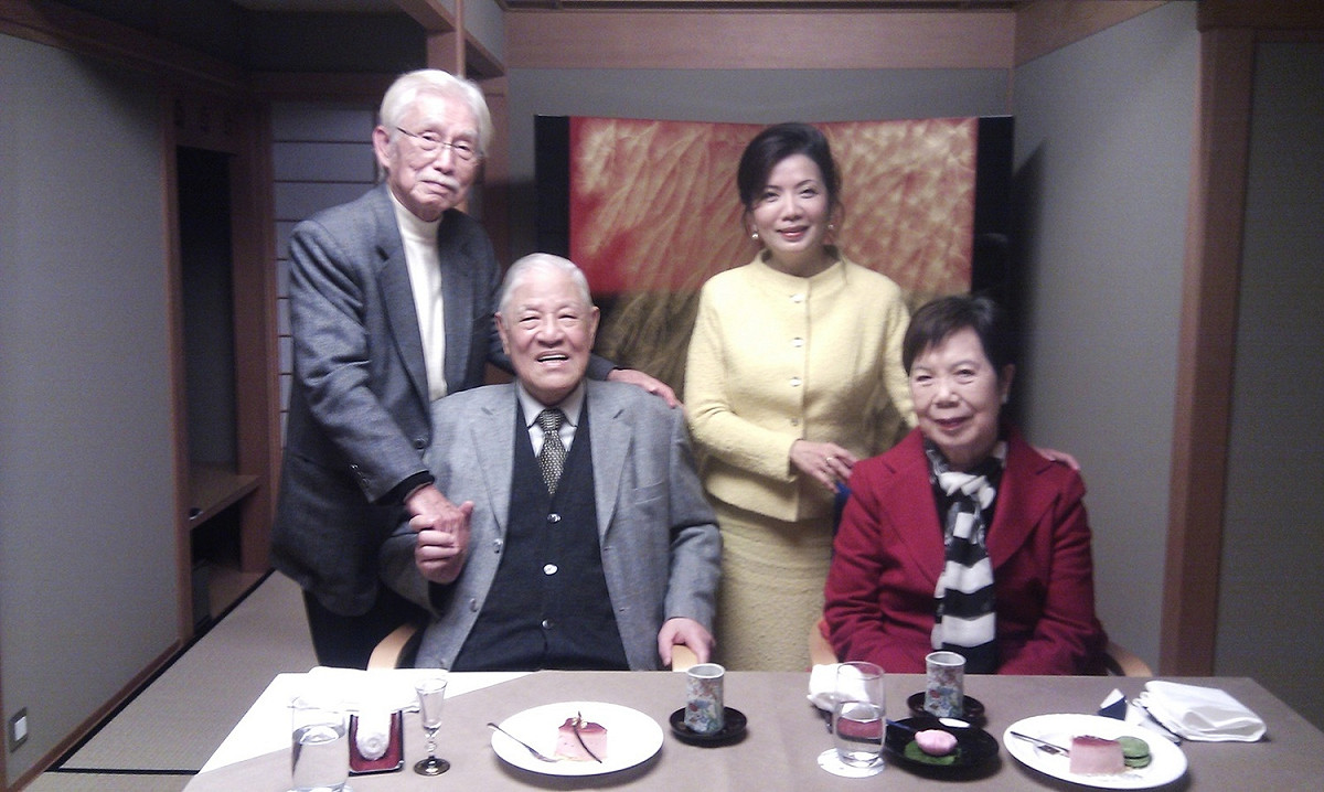 李登輝、曾文惠夫婦與辜寬敏、王美琇夫婦於2011年3月27日合照 圖：台灣制憲基金會 / 提供