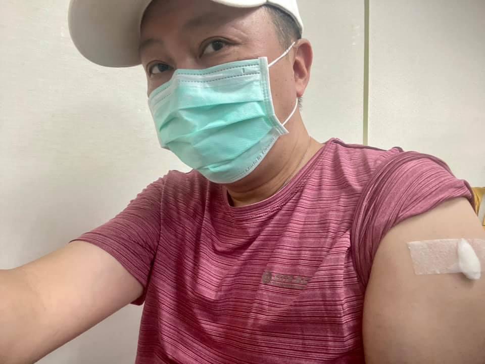趙正平（趙哥）本月26日剛接種完AZ疫苗。 圖：翻攝自臉書