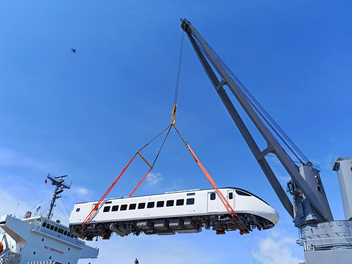 首批EMU3000新型城際列車於今(30)日上午抵台。 圖：台鐵局／提供