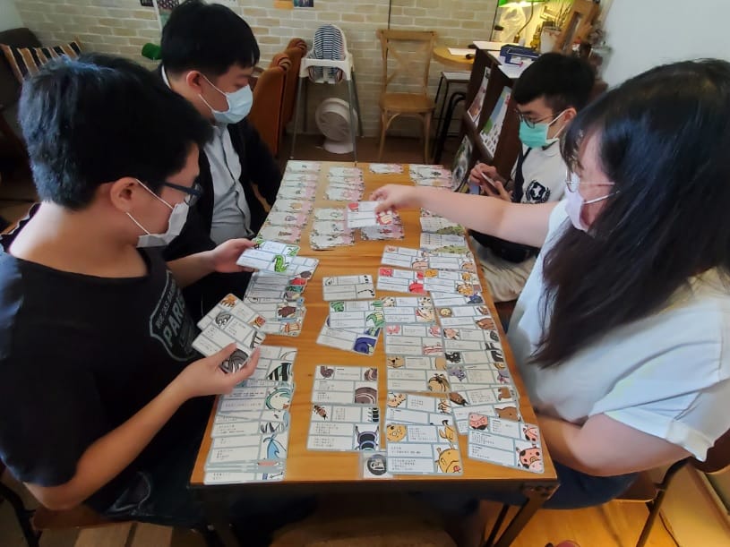 輔導青年就業的過程，以團體輔導課程進行職業牌卡施測 圖：新北市就服處提供