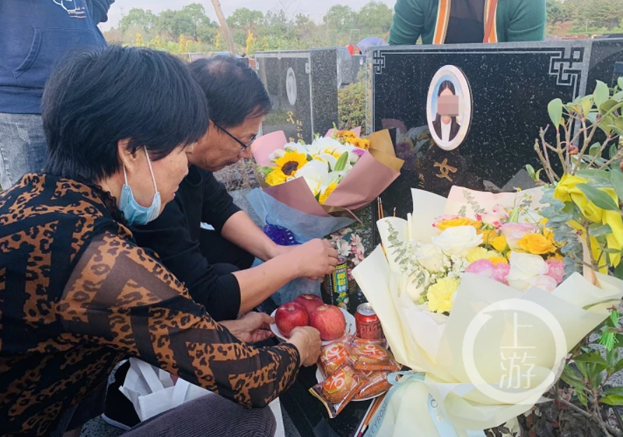 2020年11月19日，開庭前夕劉敏父母帶著女兒喜歡的食品去祭拜。 圖：翻攝自上游新聞
