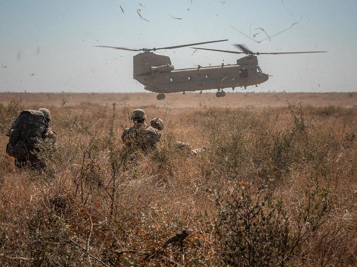 美澳「護身軍刀」聯合軍演進行空降官兵配合CH-47「契努克」直升機進行地面攻擊部署。 圖：翻攝 Talisman Sabre推特
