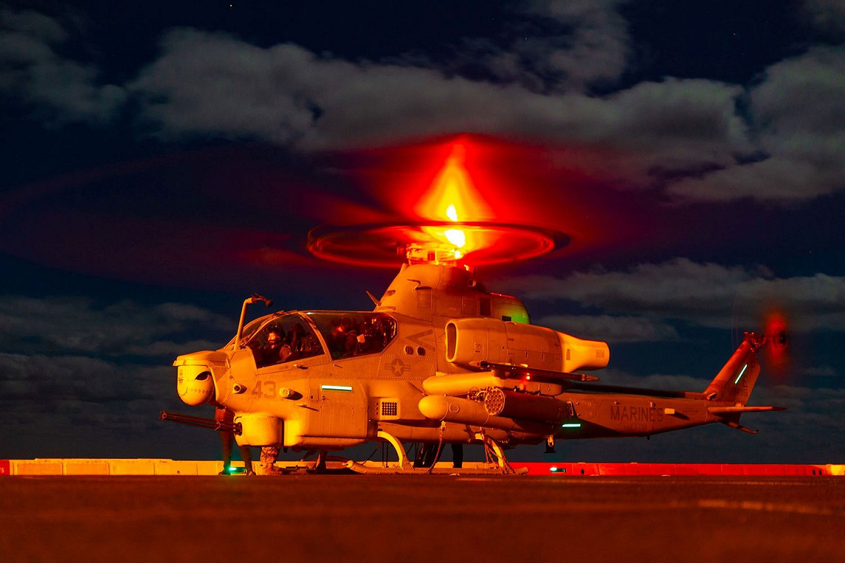 美國海軍陸戰隊第31遠征部隊暗夜在艦上進行直升機整備作業。 圖：翻攝 III MEF Marines推特