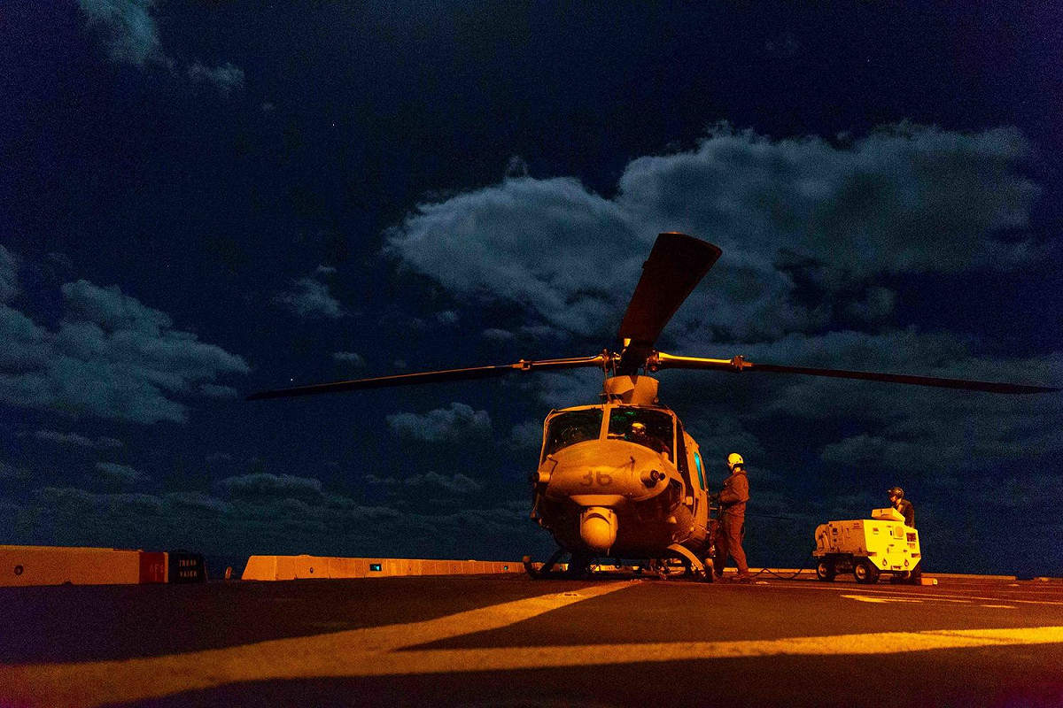 美國海軍陸戰隊第31遠征部隊暗夜在艦上進行直升機整備作業。 圖：翻攝 III MEF Marines推特