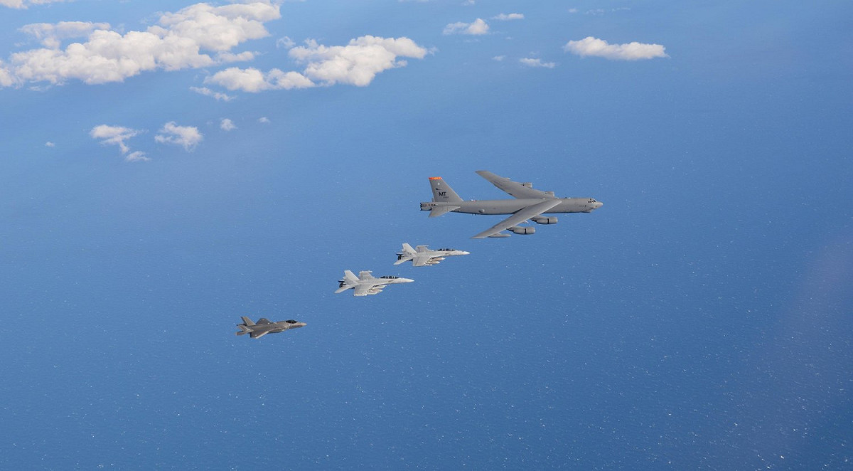 美國B-52戰略轟炸機領隊，澳洲EA-18G「咆哮者」電戰機、F/A-18F「超級大黃蜂」戰鬥機和F-35A「閃電」戰鬥機並排飛行。 圖：翻攝 Talisman Sabre推特