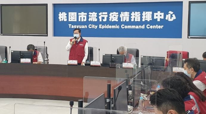 鄭文燦宣布，只要首家達成10萬劑疫苗接種量的醫院，市府將加發20萬獎勵金，感謝醫護的辛苦付出。 圖：桃園市政府／提供