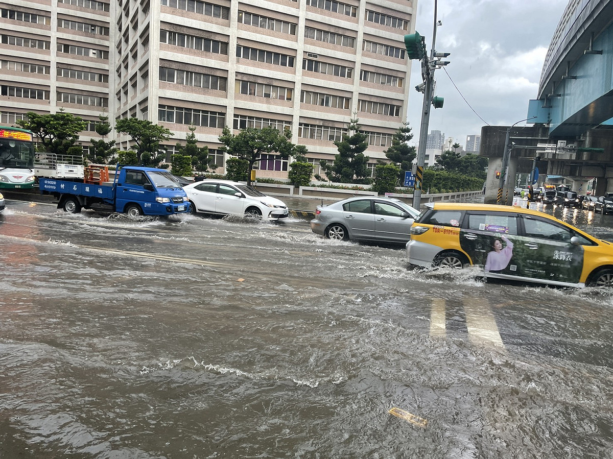 龜山區中午因強降雨，雨水宣洩不及，包括文明路與文德二路口、A8站機場捷運站前復興一路與文化一路口都出現淹水現象。 圖：龜山分局/提供